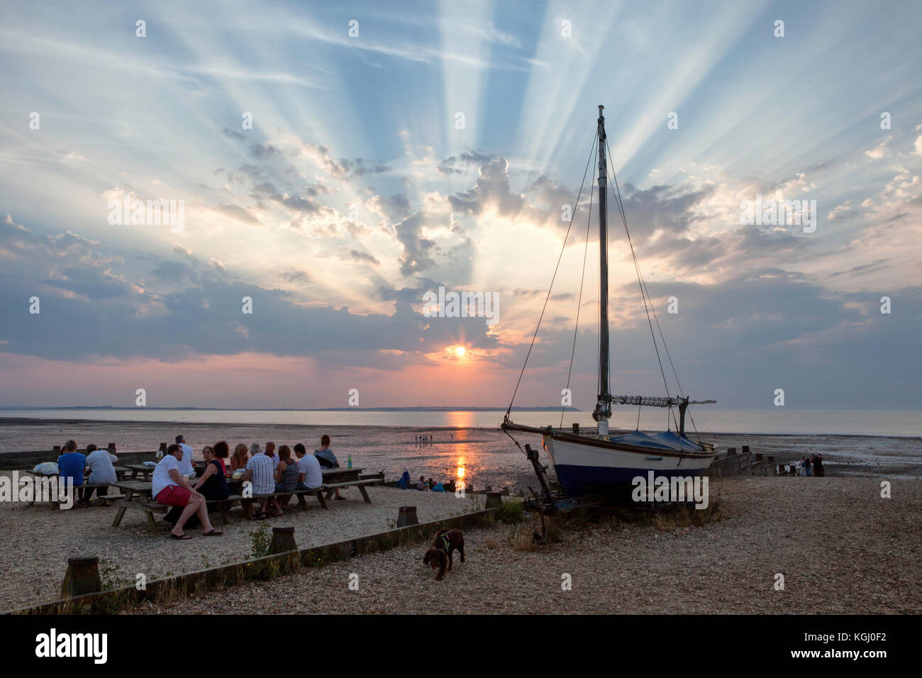 Rayons crépusculaires spectaculaire au coucher du soleil vu de West Beach, Whitstable, Kent, UK à l'ensemble de l'île de Sheppey. Banque D'Images
