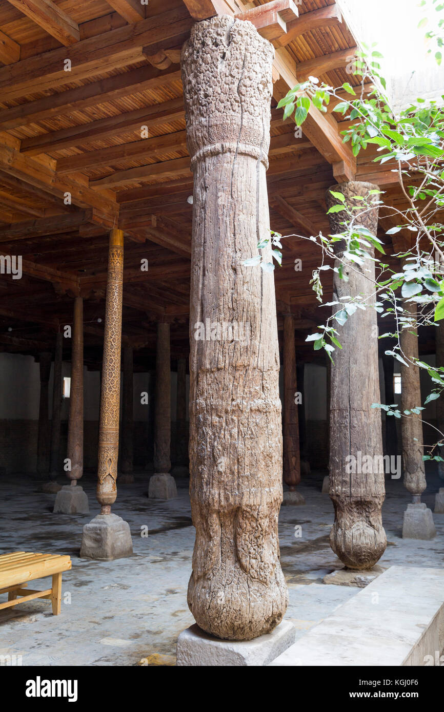 Des colonnes en bois à l'intérieur de la mosquée de vendredi, Khiva, Ouzbékistan Banque D'Images