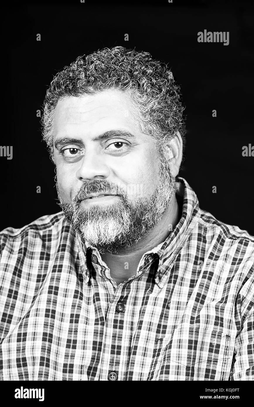 Noir et blanc contraste hight studio image of middle-aged man Banque D'Images