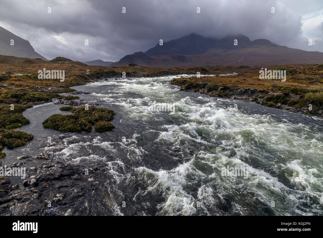 Une rivière qui coule dans les cuillin hills sur l'île de Skye dans les Hébrides intérieures du nord-ouest de l'Écosse. Banque D'Images