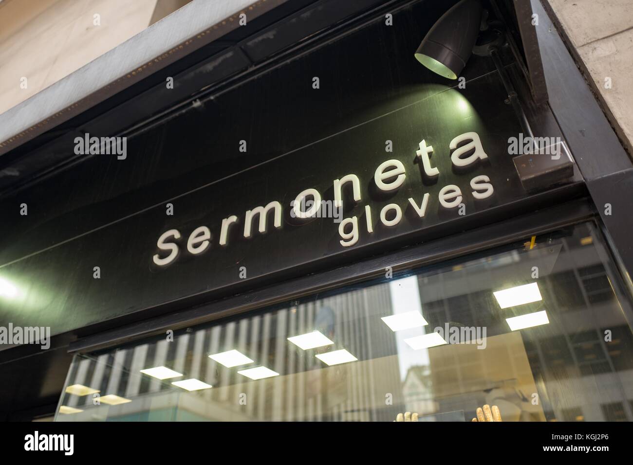 Façade avec logo et enseigne au Seramoneta Gloves, une boutique de gants haut de gamme sur Madison Avenue à Manhattan, New York City, New York, le 14 septembre 2017. Banque D'Images