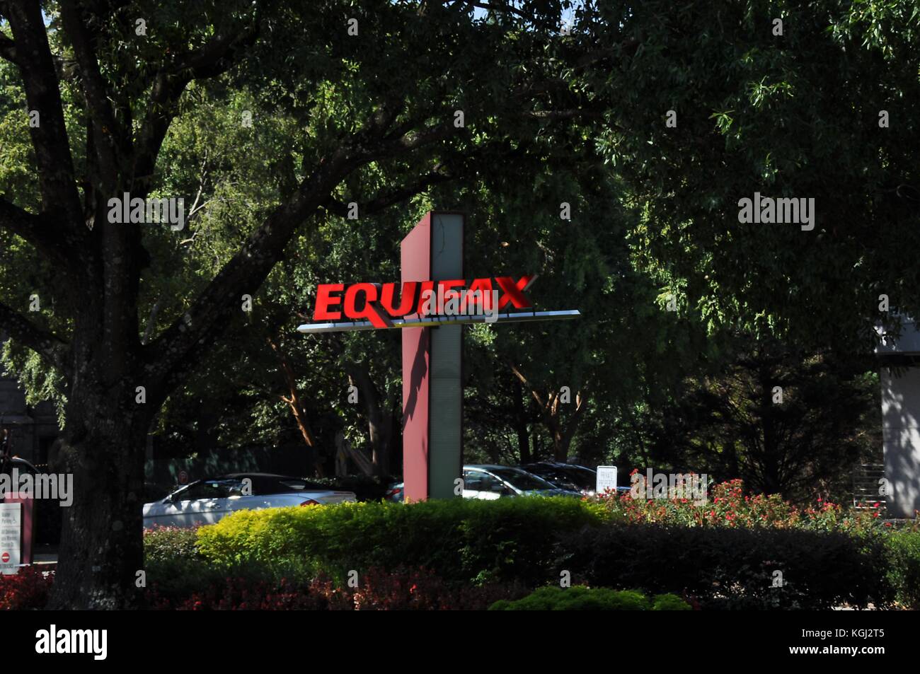 Signer avec logo entre les arbres au siège de bureau de crédit Equifax au centre-ville d'Atlanta, Géorgie, le 20 septembre 2017. En septembre 2017, une violation de données à l'exposé d'Equifax informations personnelles de milliers de clients. Banque D'Images