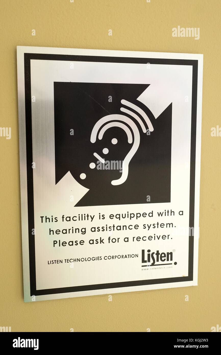 Close-up de signe qui annonce qu'une installation d'arts est équipé d'un système d'aide auditive de dispositif d'écoute de l'entreprise technologies, Silicon Valley, à Palo Alto, Californie, le 20 septembre 2017. () Banque D'Images