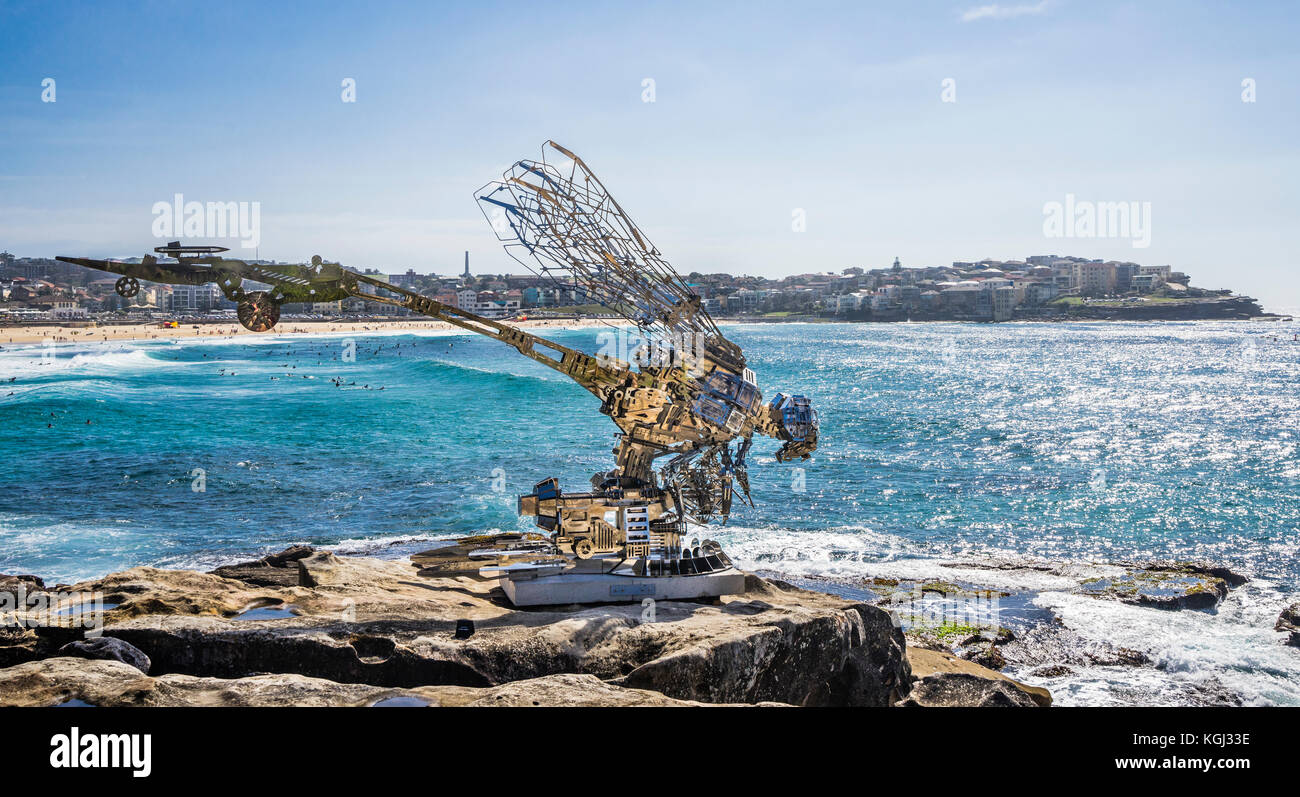 Sculpture de la mer 2017, exposition annuelle sur la promenade côtière entre Bondi et Tamara Beach, Sydney, Nouvelle-Galles du Sud, Australie. S en acier inoxydable Banque D'Images