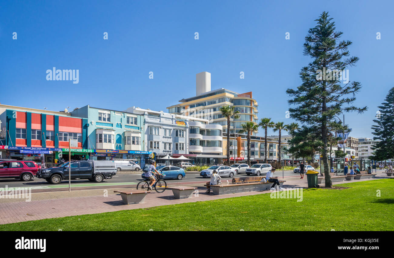 L'Australie, New South Wales, Sydney, Bondi Beach, vue de la Campbell Parade zone commerciale Banque D'Images