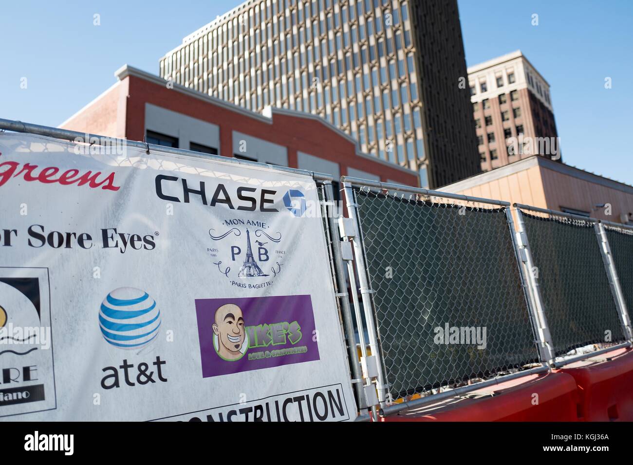 Un panneau pour les entreprises locales est affiché sur une clôture de construction sur un chantier de construction pendant la rénovation de la station Bay Area Rapid transit (BART) dans le centre-ville de Berkeley, Californie, le 6 octobre 2017. () Banque D'Images
