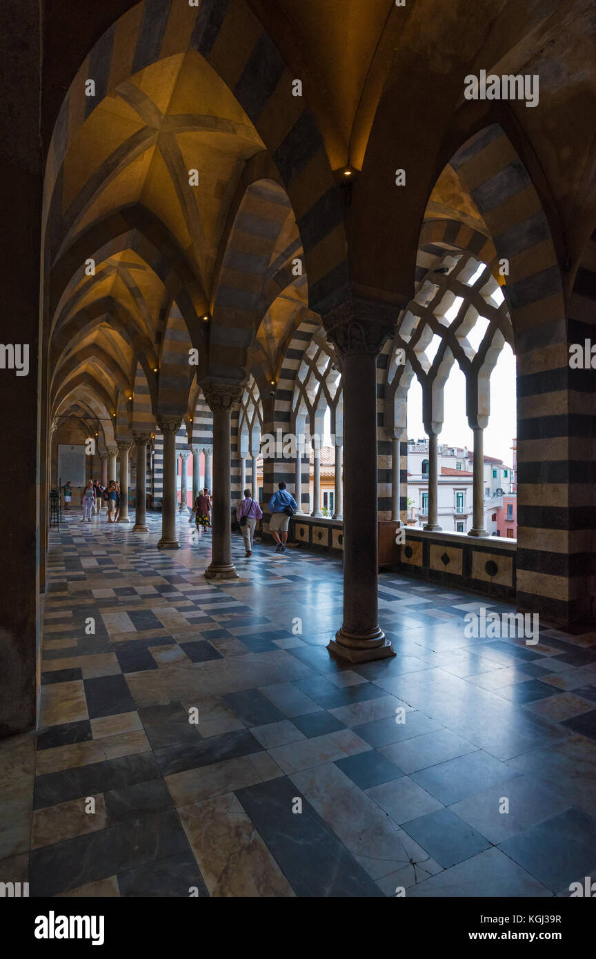 Amalfi, Italie - le centre historique impressionnant de la ville touristique dans la région de Campanie, golfe de Salerne, sud de l'Italie. Banque D'Images