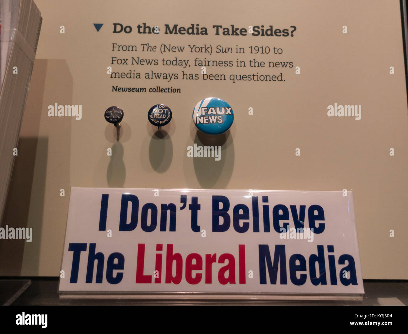 'Je ne crois pas que les médias libéraux' d'un insigne à l'écran dans Newseum, un musée interactif à Washington DC, United States. Banque D'Images