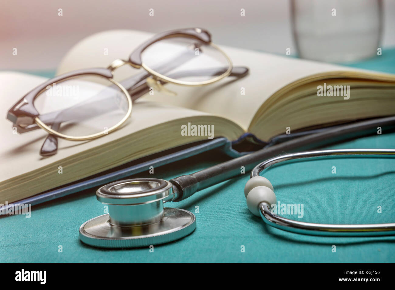 Livres de médecine à côté d'un stéthoscope et lunettes, conceptual image Banque D'Images