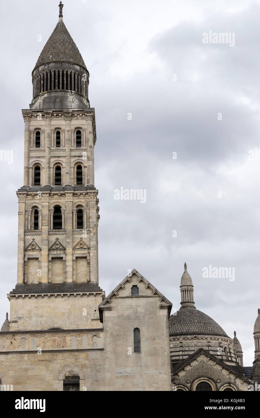 Vue sur la rue Cathédrale Saint-Front, Cathédrale Périgueux, département de la Dordogne à Nouvelle-Aquitaine, France. Banque D'Images