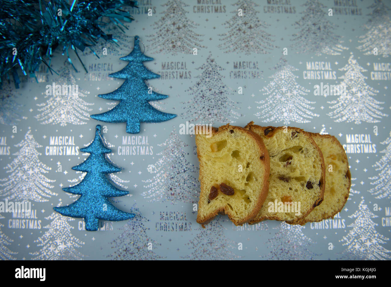 Noël Nourriture photographie image de l'italien traditionnel panettone aux fruits gâteau de pain sucré avec des paillettes d'arbres bleu et de guirlandes sur capot table saisonniers Banque D'Images