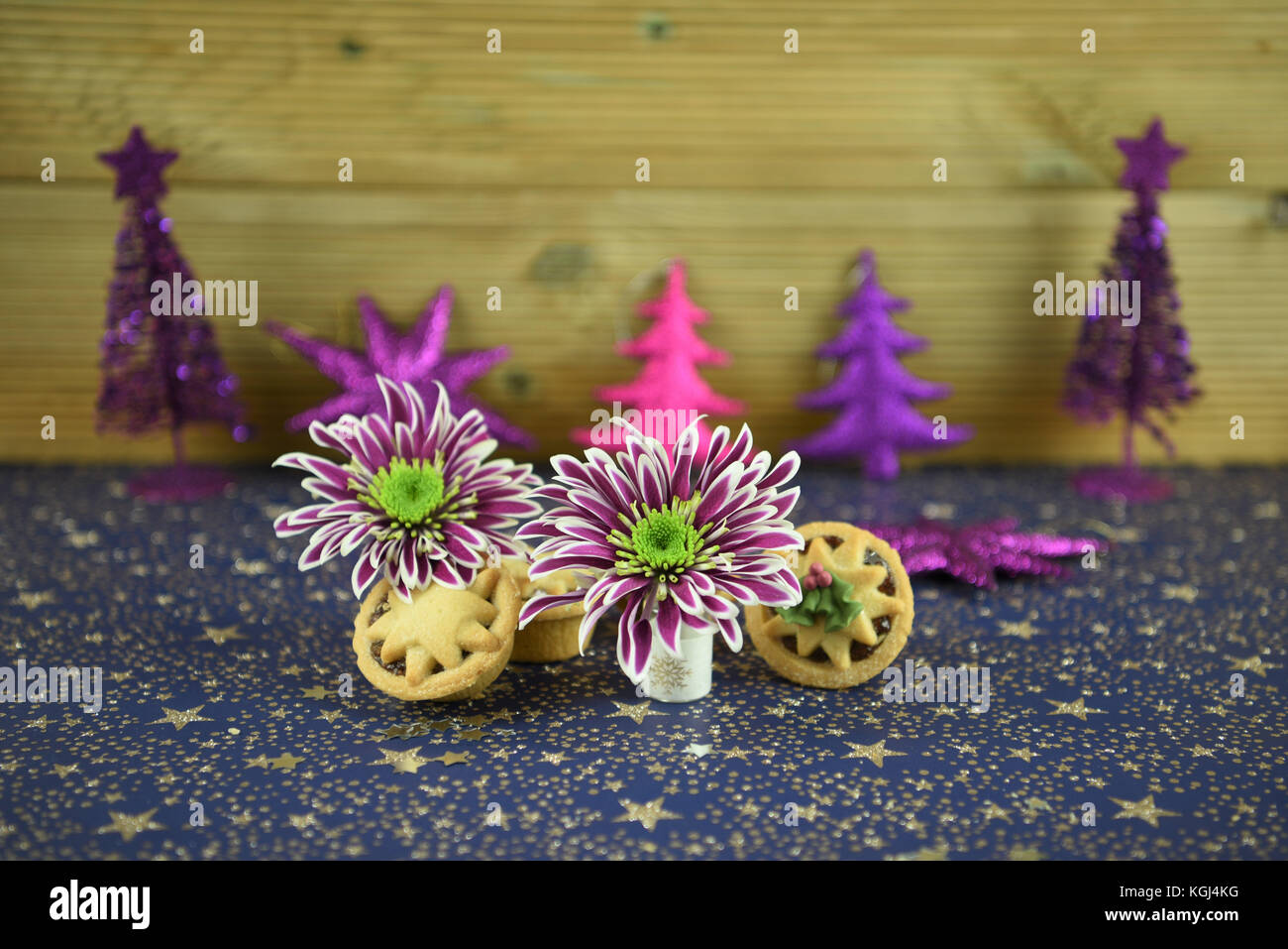 Noël Nourriture photographie image de petits pâtés anglais traditionnel avec des fleurs d'hiver et pure love tree decorations en rose et violet Banque D'Images