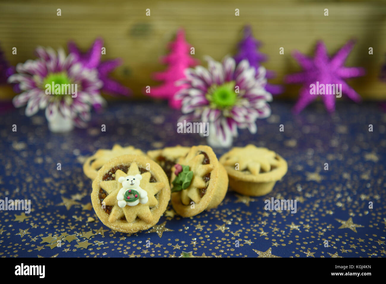 Noël Nourriture photographie image de petits pâtés traditionnels anglais avec mignon décoration glacé de l'ours polaire et le scintillement des décorations de l'arbre et de fleurs Banque D'Images