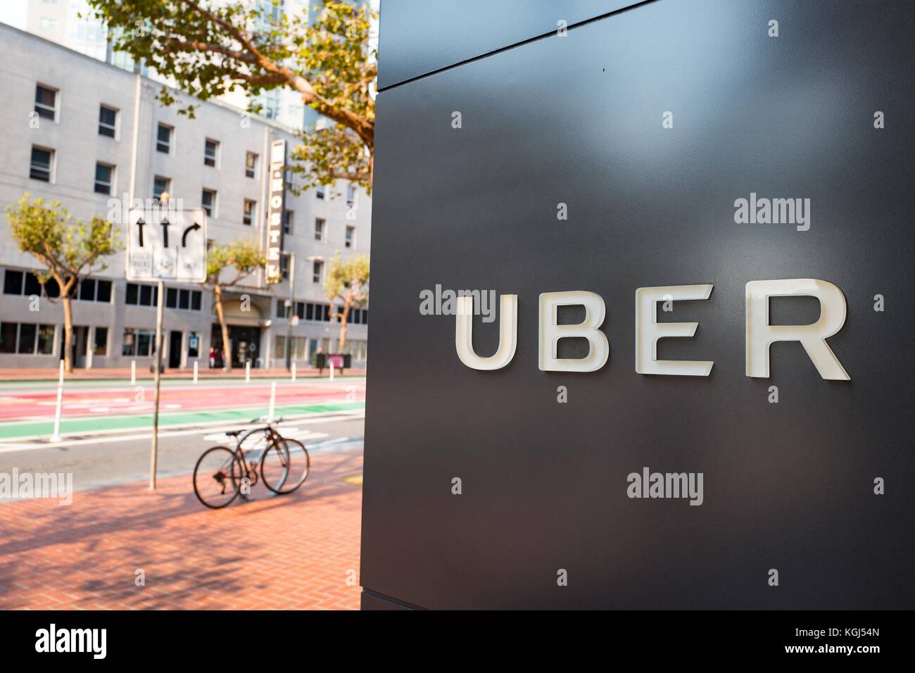 Signer avec logo au siège de l'entreprise de technologie de l'auto-partage dans l'Uber South of Market (SoMa) quartier de San Francisco, Californie, 13 octobre 2017. SoMa est connu pour avoir la plus forte concentration d'entreprises technologiques et d'entreprises d'une région à l'échelle mondiale. () Banque D'Images