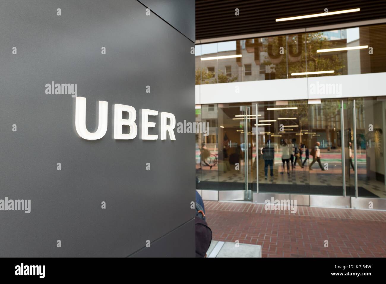 Panneau avec logo à l'entrée du siège de la société de technologie de covoiturage Uber dans le quartier sud de Market (Soma) de San Francisco, Californie, 13 octobre 2017. Soma est connue pour avoir l'une des plus fortes concentrations de sociétés de technologie et de startups de n'importe quelle région du monde. () Banque D'Images