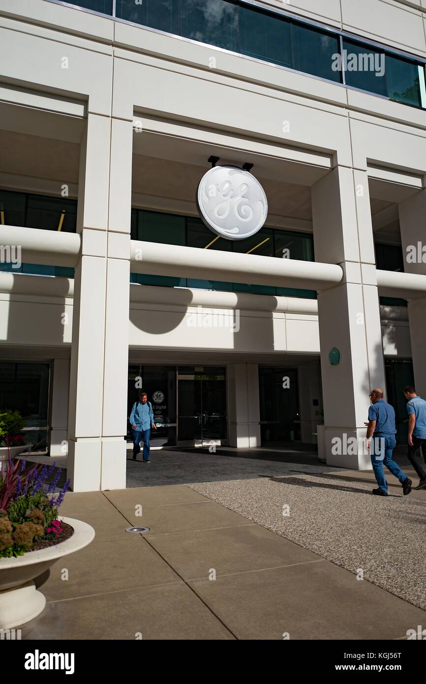 Les travailleurs à pied vers l'entrée du siège de ge digital, une division de General Electric, dans l'évêque ranch office park à San Ramon, Californie, le 20 octobre 2017. () Banque D'Images