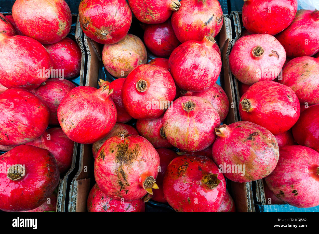 Un affichage de grande fraîcheur de fruit de grenade dans une boutique de légumes Banque D'Images