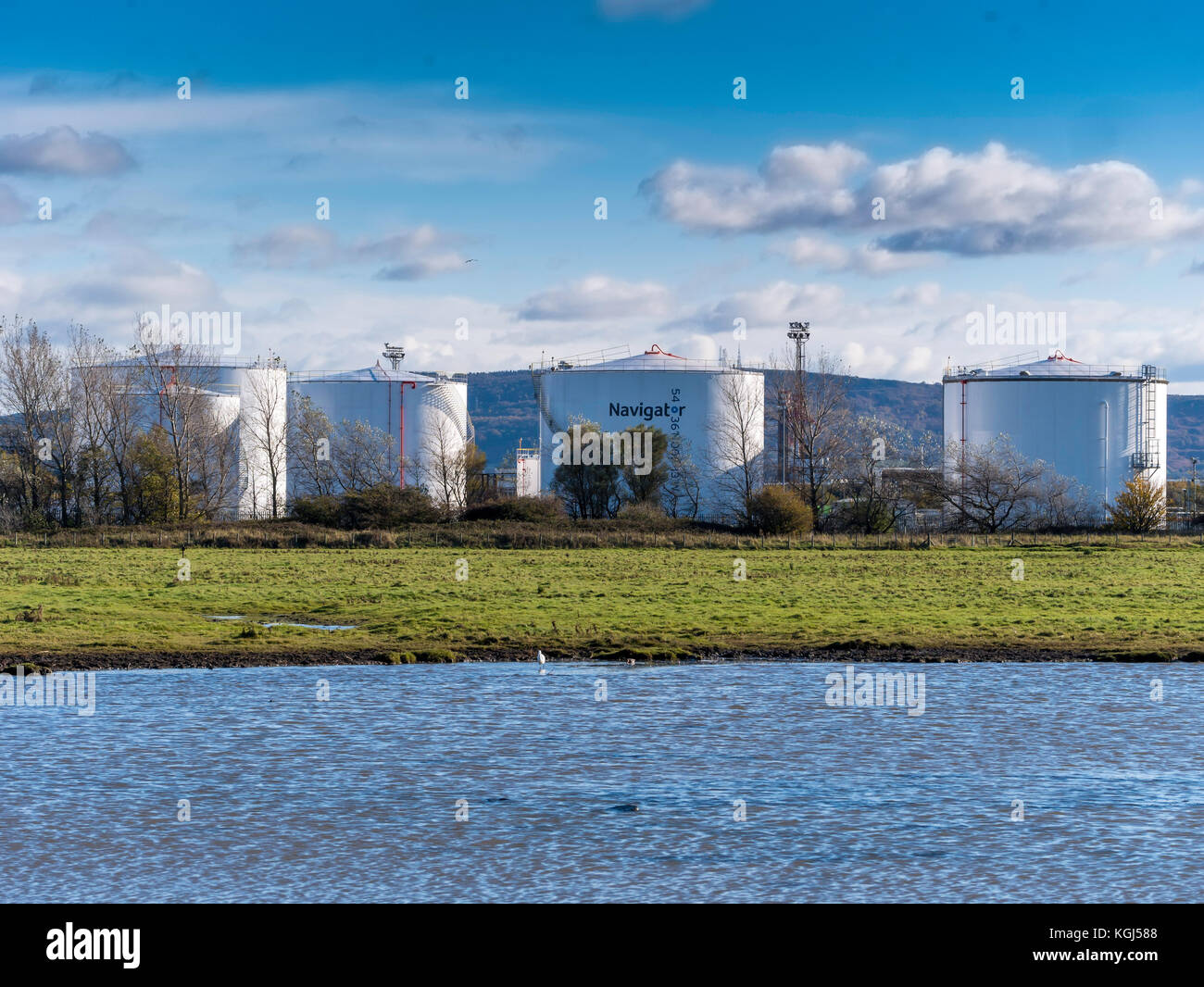 Navigator Amérique du tees les réservoirs de stockage de pétrole brut et de transbordement de carburant des véhicules routiers et de stockage Banque D'Images Navigator Amérique du tees les réservoirs de stockage de pétrole brut et de transbordement de carburant des véhicules routiers et de stockage Banque D'Images