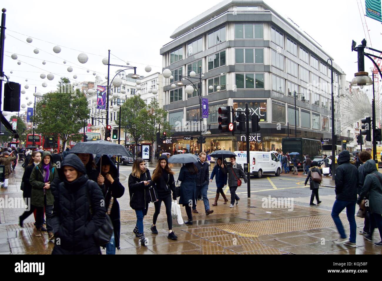 Les acheteurs de Noël sous la pluie avec des parapluies en face à côté d'Oxford street, 2017, Londres, Royaume-Uni Banque D'Images