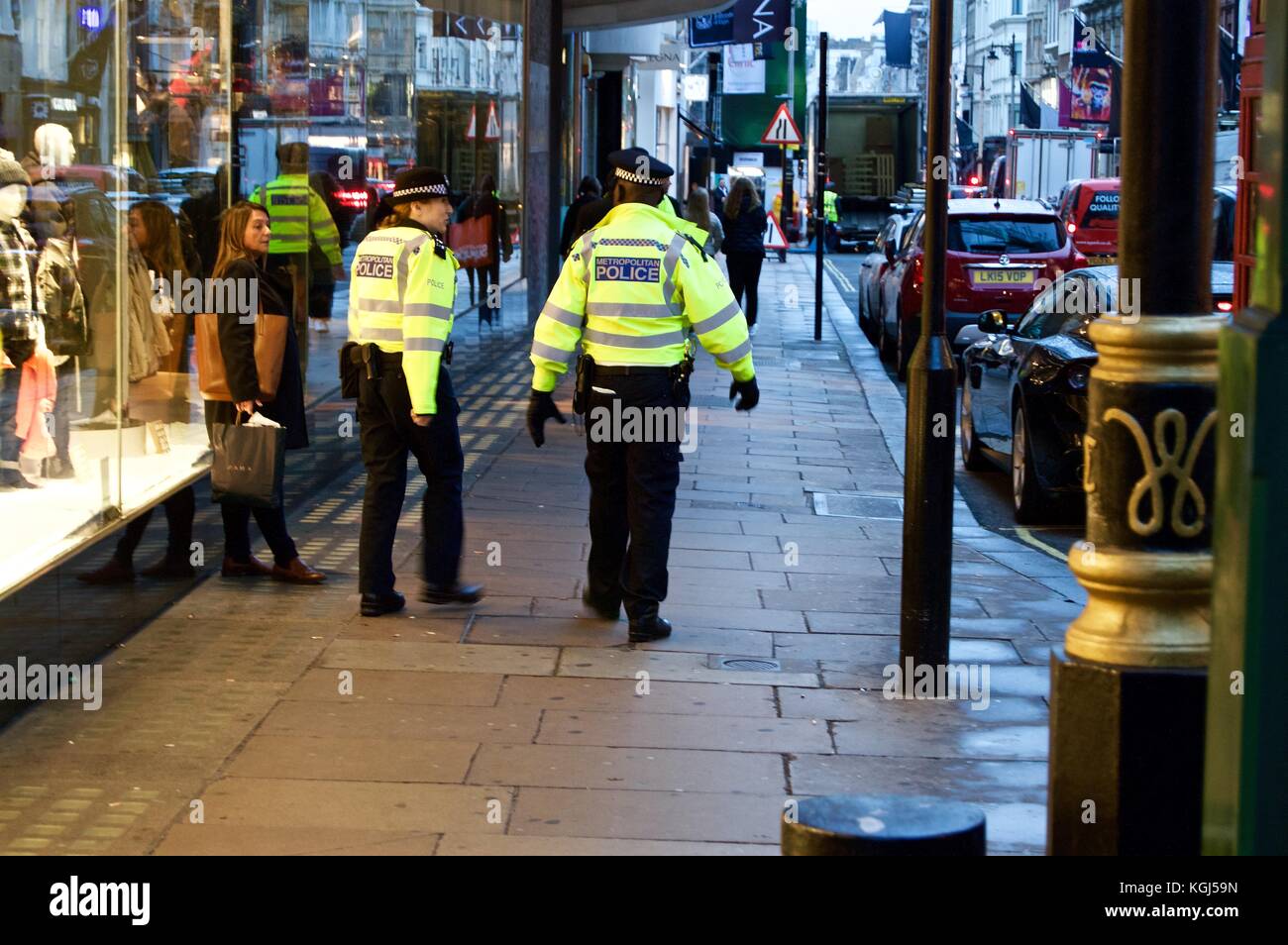 Les agents de police, l'un s et une femme, New Bond Street, Noël 2017, London, UK Banque D'Images