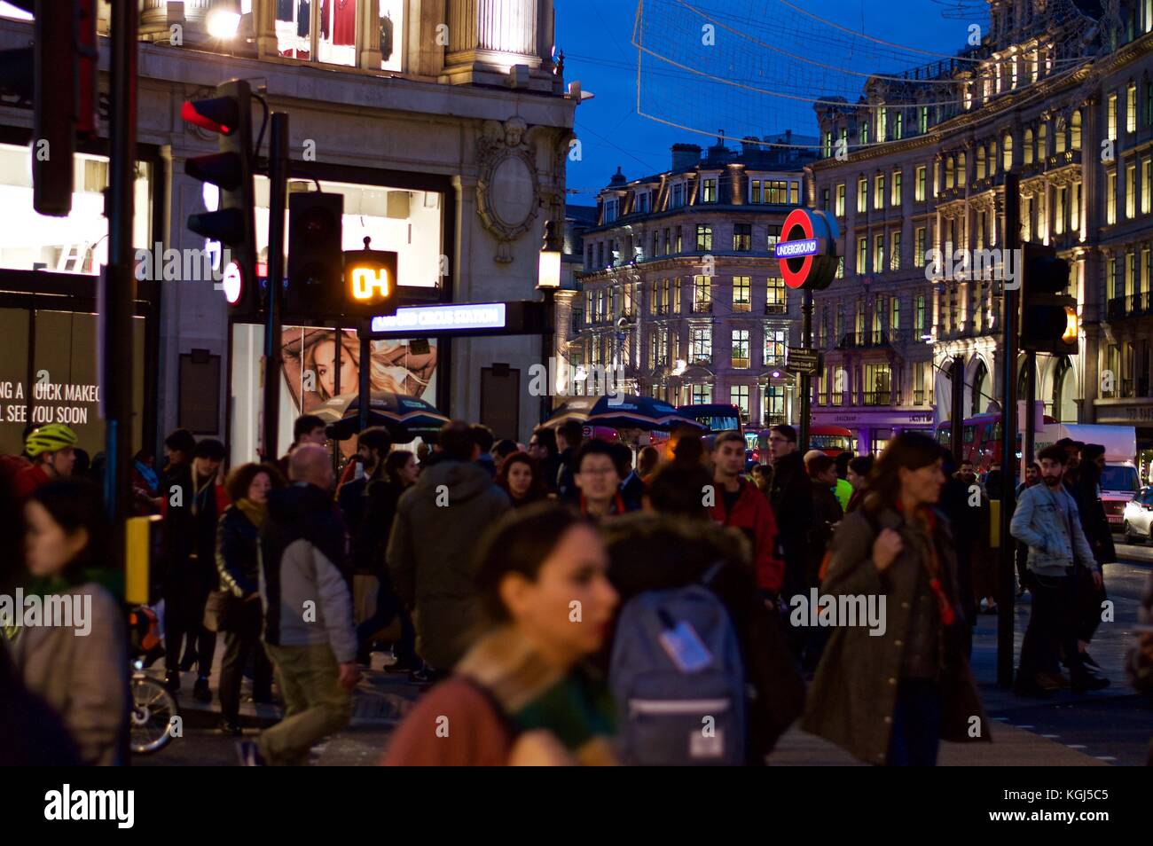 Des foules de shoppers noël crossing Oxford Street près de Oxford Circus, Londres, Royaume-Uni, 2017 Banque D'Images