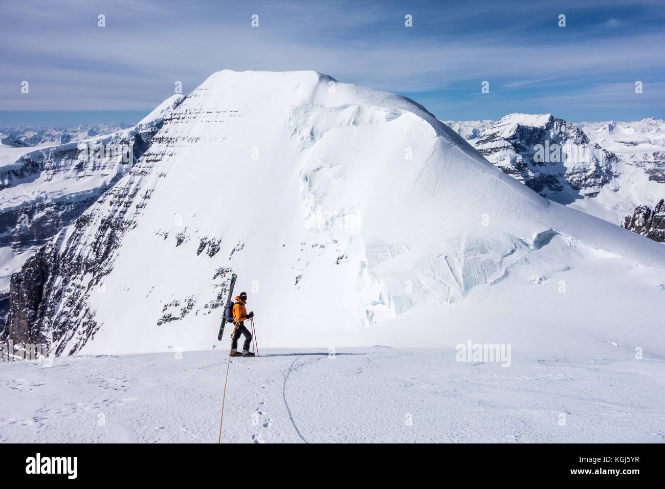 Mountaineer de skis et glaciers peak en arrière-plan Banque D'Images