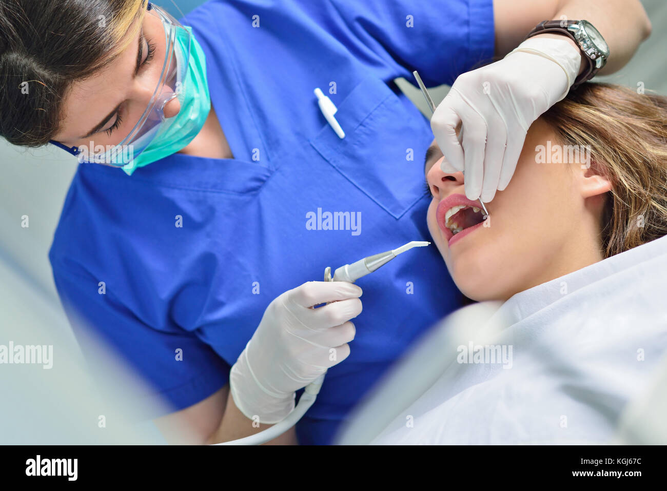Les gens, de la médecine, de stomatologie et soins de santé - concept happy female patient contrôle dentiste dents fille Banque D'Images