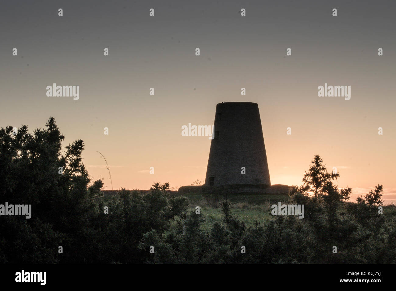 Sunderland, Royaume-Uni. Nov 8, 2017. Météo France : Le soleil apparaît à l'horizon par temps clair matin glacial légèrement. Crédit : Dan Cooke/Alamy Live News Banque D'Images