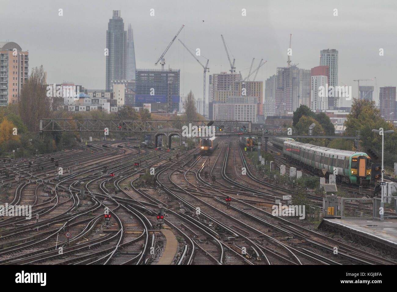 Londres, Royaume-Uni. Nov 8, 2017. matin, les navetteurs à Clapham Junction font face à des retards dans les déplacements en raison d'une grève de 48 heures par le personnel du syndicat rmt à cause d'un différend au sujet du rôle de former les gardiens. la grève aura une incidence sur les services y compris le sud de Londres, le sud-ouest ainsi qu'une plus grande anglia, du nord et de l'amer : crédit merseyrail ghazzal/Alamy live news Banque D'Images