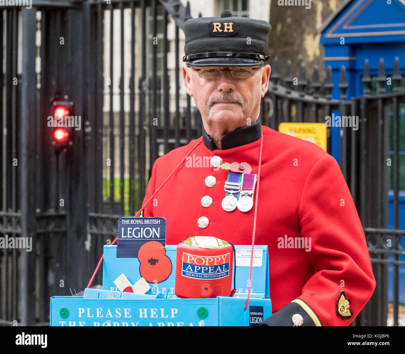 Londres 8 novembre 2017, un pensionné de Chelsea (un ancien combattant des forces armées qui vivent au Royal Hospital Chelsea) la vente de coquelicots dans Whitehall, Londres, l'avant du Souvenir le dimanche. (Une commémoration de ceux qui sont morts dans les conflits) Crédit : Ian Davidson/Alamy Live News Banque D'Images