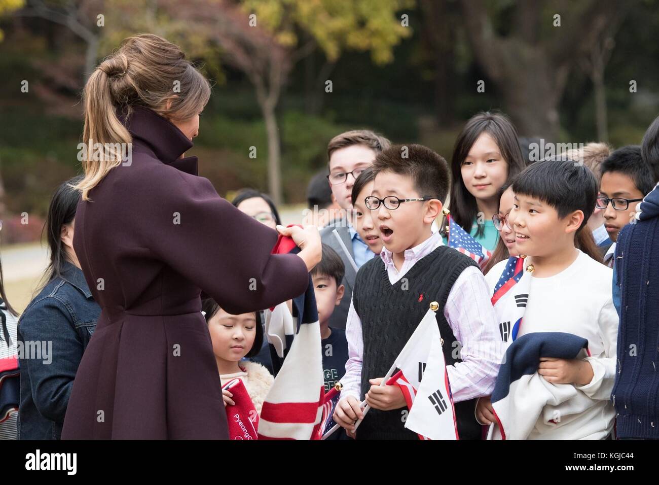 U. La première dame Melania Trump accueille des étudiants coréens et américains devant la Maison bleue le 7 novembre 2017 à Séoul, en Corée du Sud. Trump est sur le deuxième arrêt d’un swing de 13 jours à travers l’Asie. Banque D'Images