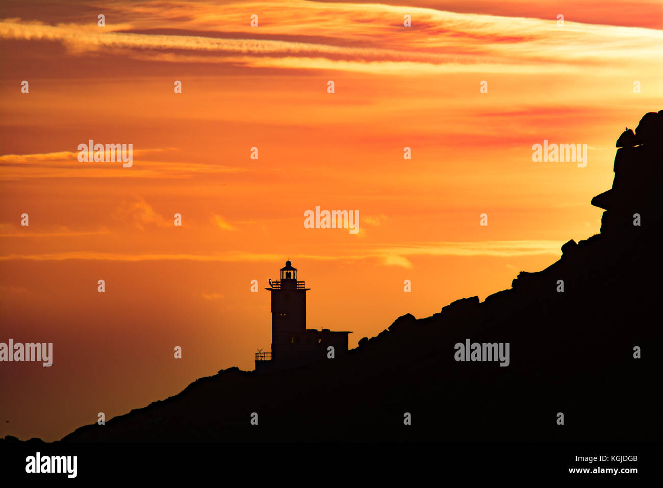 Lamorna, Cornwall, UK. 8 novembre 2017. Météo britannique. Le soleil se couche derrière les Tater Dhu phare dans l'extrême sud à l'ouest de Cornwall. Crédit : Simon Maycock/Alamy Live News Banque D'Images