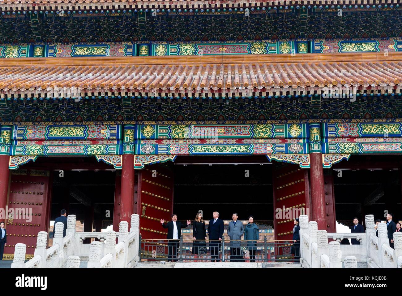 Séoul, Corée du Sud . 08 novembre 2017. U. Le président Donald Trump, la première dame Melania Trump, le président chinois Xi Jinping, et son épouse Peng Liyuan, à droite, lors d’une tournée de la Cité interdite le 8 novembre 2017, à Pékin, en Chine. Trump est sur la troisième étape d’un swing de 13 jours à travers l’Asie. Crédit : Planetpix/Alamy Live News Banque D'Images