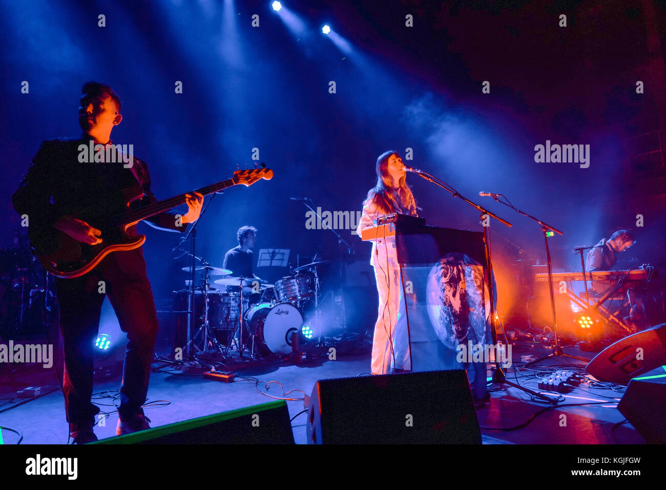 Hammersmith, Londres, Royaume-Uni. 05Th nov, 2017. weyes blood (de son vrai nom : Natalie mering) d'effectuer en direct sur scène à l'appui du père John misty au Hammersmith eventim apollo à Londres. photo date : mercredi, Novembre 8, 2017. crédit : Roger garfield/Alamy live news Banque D'Images