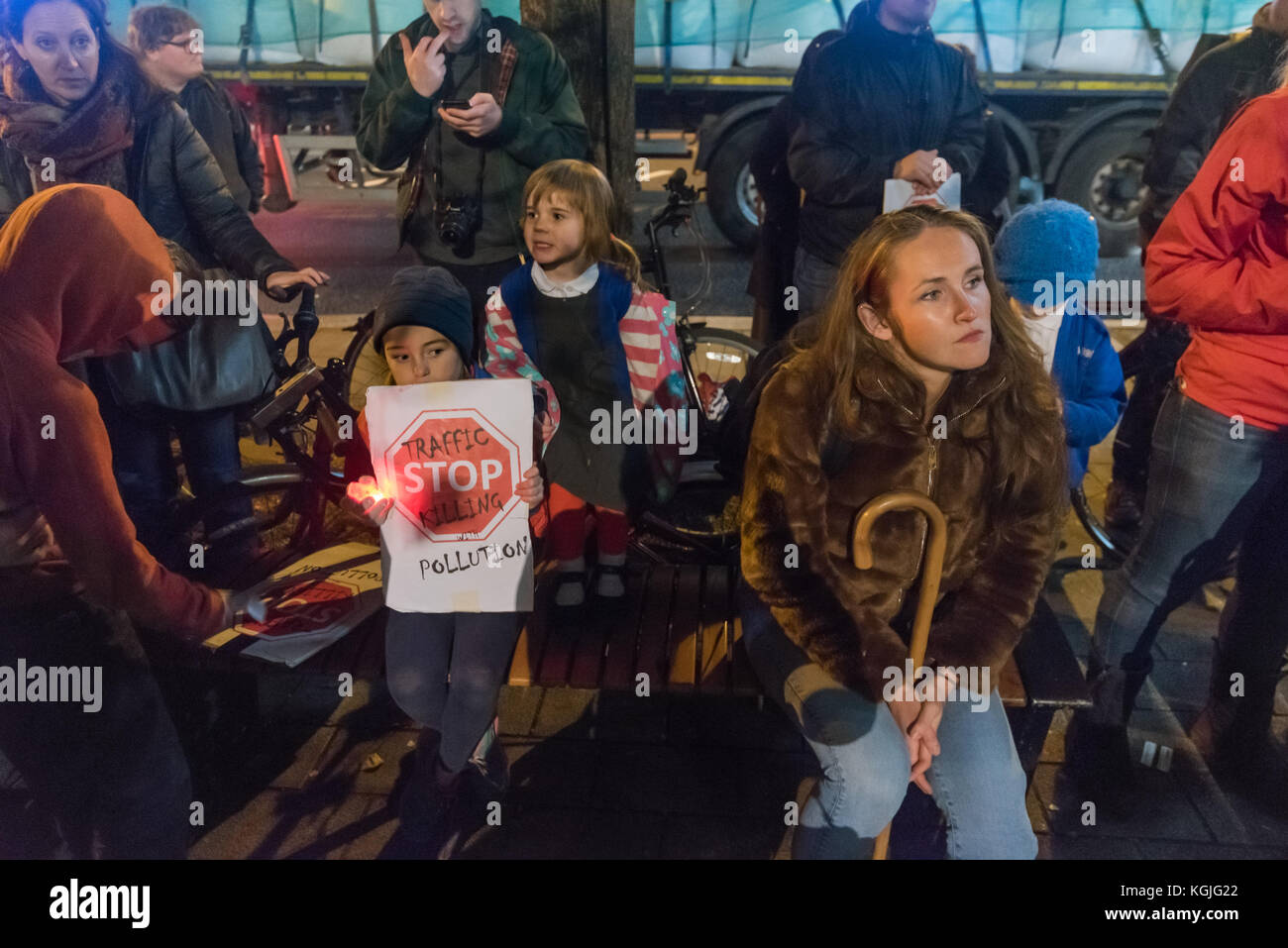 Londres, Royaume-Uni. 8 novembre 2017. Les gens écoutent les discours à l'arrêter de tuer les cyclistes meurent-in et veillée à l'extérieur de l'hôtel de ville d'Islington à l'honneur Jérôme Roussel, qui est mort à l'hôpital 7 semaines après qu'il a été frappé d'un vélo tout en poids lourds sur Pentonville Rd, et dont l'enquête est ouverte aujourd'hui. Crédit : Peter Marshall/Alamy Live News Banque D'Images