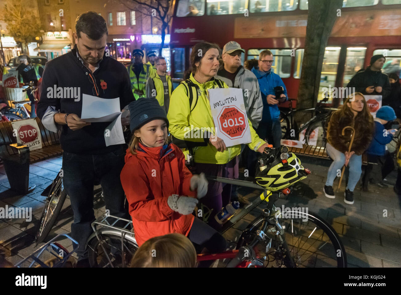 Londres, Royaume-Uni. 8 novembre 2017. Les gens écoutent les discours à l'arrêter de tuer les cyclistes meurent-in et veillée à l'extérieur de l'hôtel de ville d'Islington à l'honneur Jérôme Roussel, qui est mort à l'hôpital 7 semaines après qu'il a été frappé d'un vélo tout en poids lourds sur Pentonville Rd, et dont l'enquête est ouverte aujourd'hui. Crédit : Peter Marshall/Alamy Live News Banque D'Images