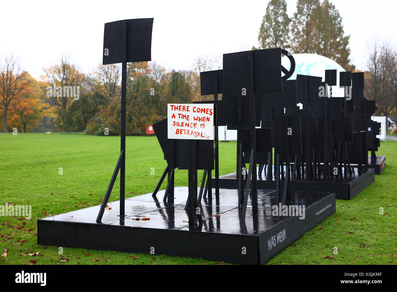 Bonn, Allemagne. 05Th Nov, 2017. COP23 Conférence des Nations Unies sur les changements climatiques, à Bonn, Allemagne. Signes d'activistes dans le parc entre Bonn et la zone de la CDP23 Bula - Conférence des Nations Unies sur le changement climatique. Un panneau avec le texte "il vient un temps où le silence est trahison' est montée sur la marche arrière - montrant l'autre chante le silence, Bonn, Allemagne, 8 Nov, 2017 Credit : hdh/Alamy Live News Banque D'Images