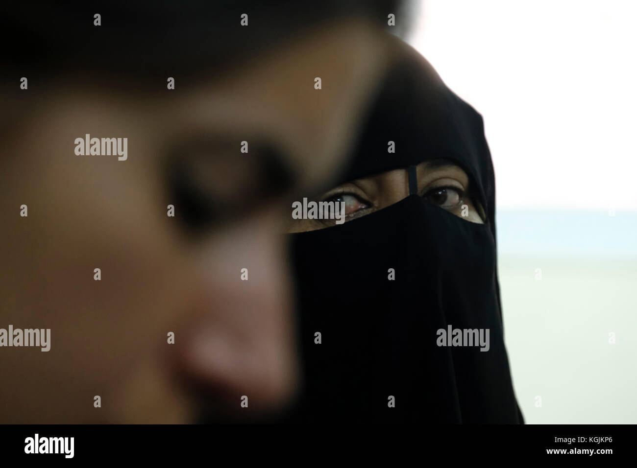 Une bédouine portant un niqab ou un niqaab regardant une bédouine laïque dans la ville de Beersheba, au sud d'Israël Banque D'Images