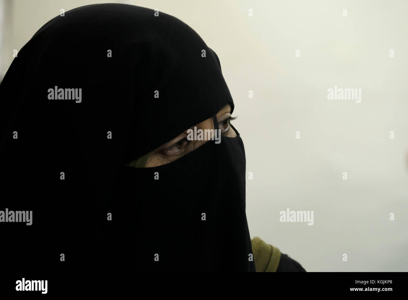 Une bédouine portant un niqab ou niqaab dans la ville de Beersheba, dans le sud d'Israël Banque D'Images