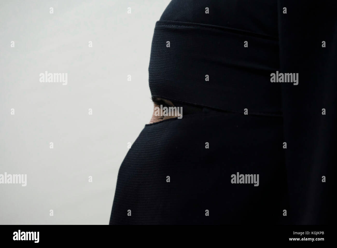 Une bédouine portant un niqab ou niqaab dans la ville de Beersheba, dans le sud d'Israël Banque D'Images