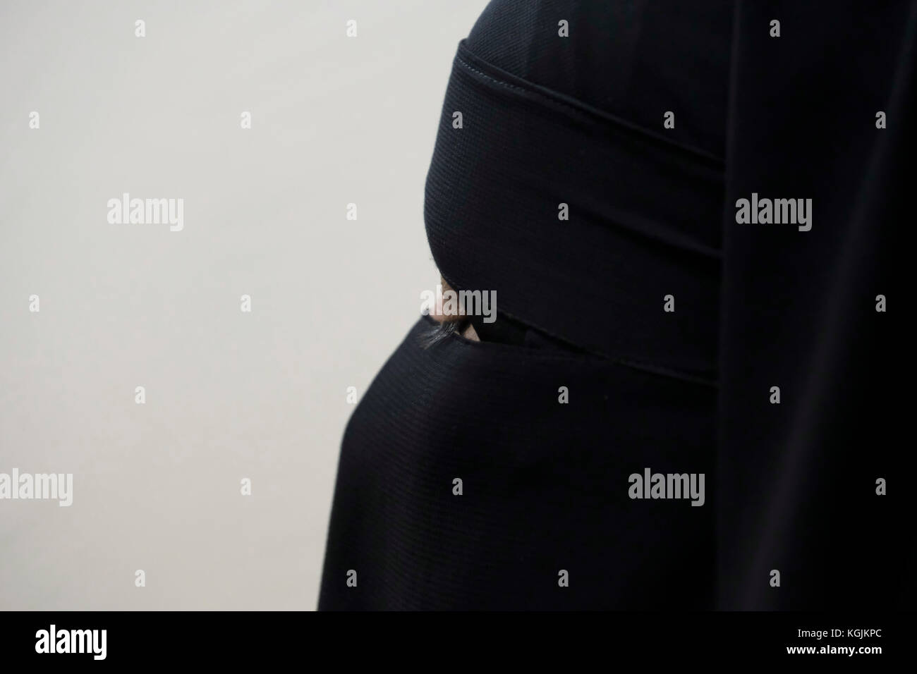 Une bédouine portant un niqab ou niqaab dans la ville de Beersheba, dans le sud d'Israël Banque D'Images