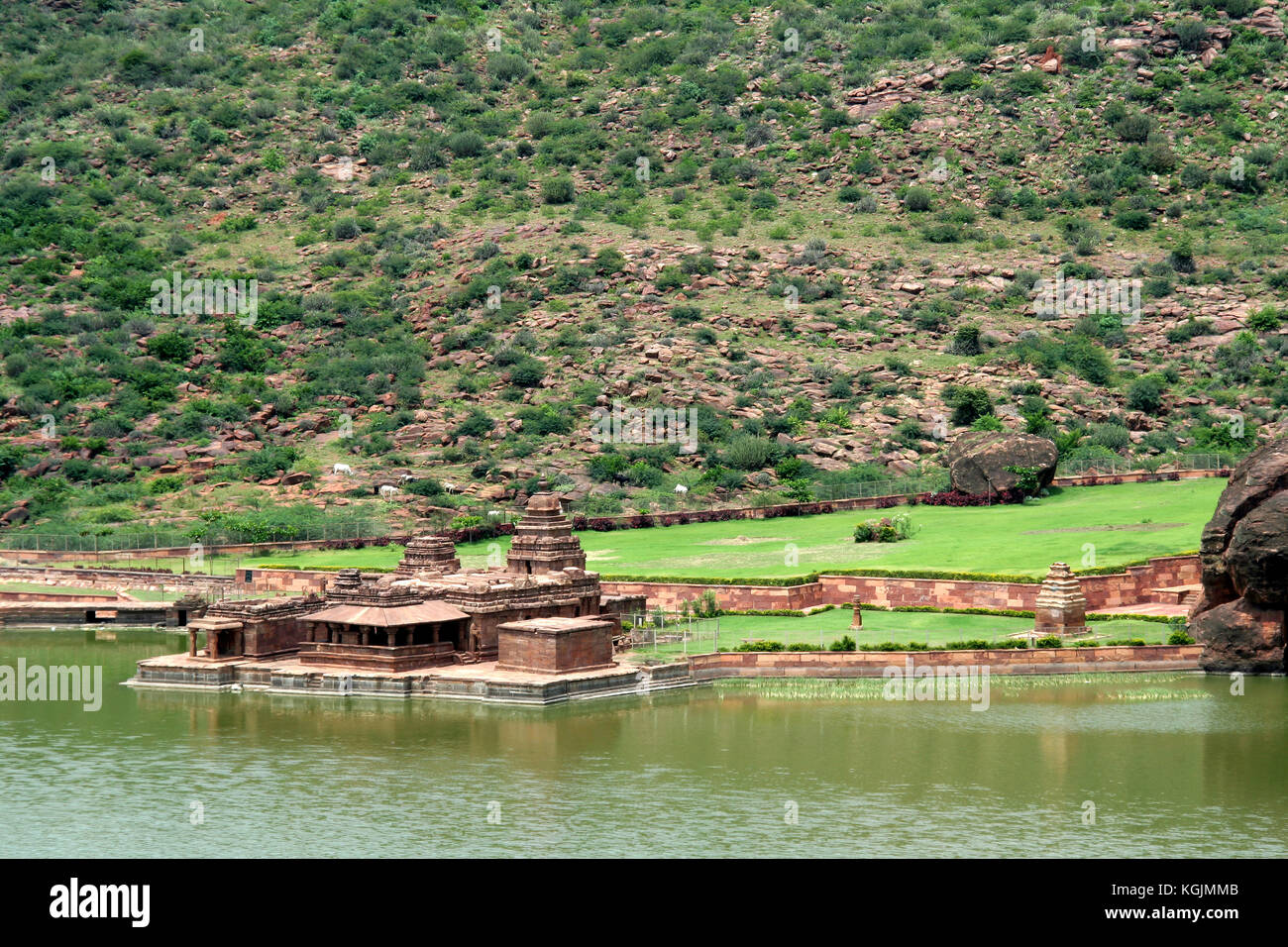 Groupe de temples historiques bhuthanatha sur l'extrémité orientale du lac agastya teertha, badami, Karnataka, Inde, Asie Banque D'Images