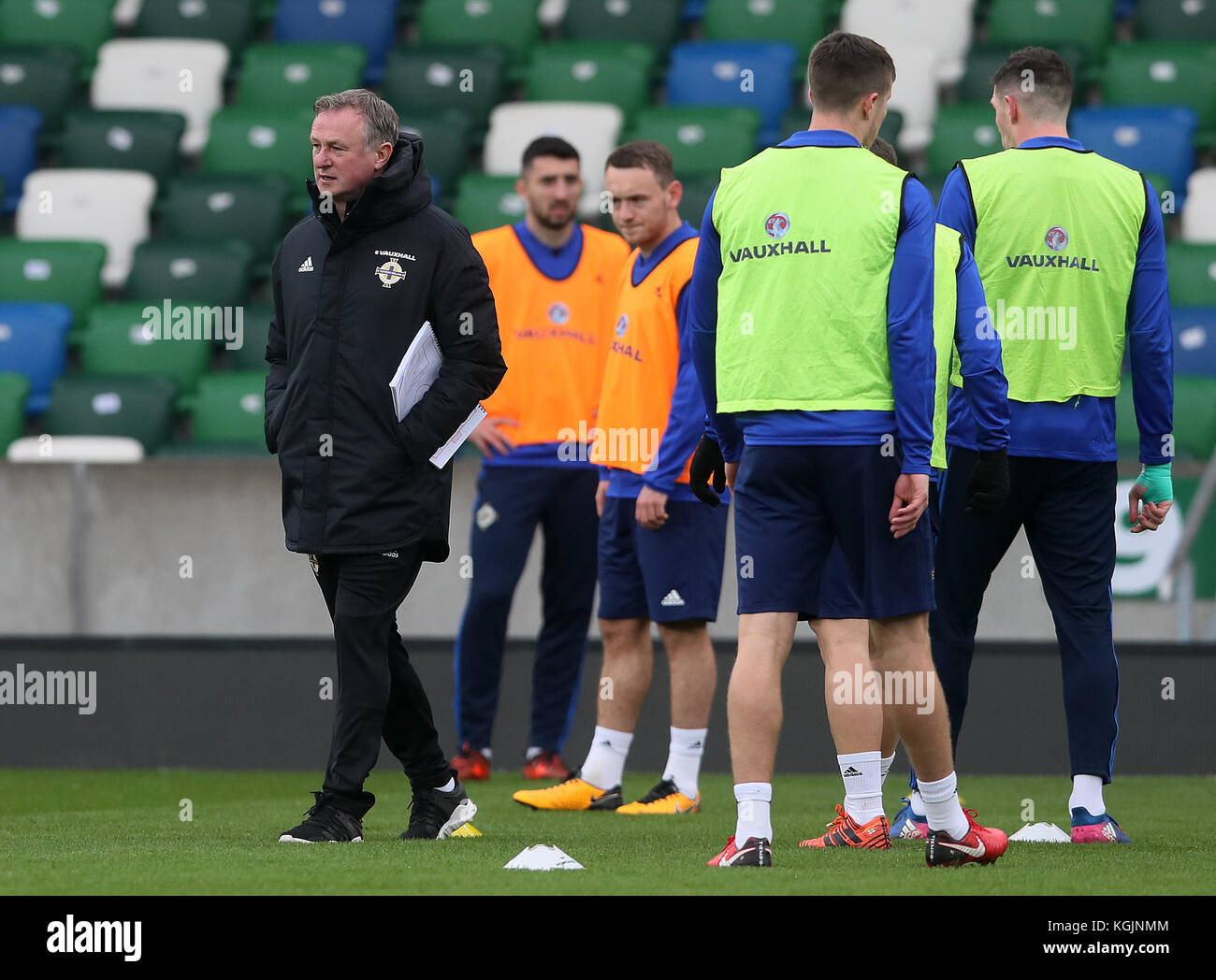 Michael O'Neill, directeur de l'Irlande du Nord, pendant la formation à Windsor Park, Belfast. Banque D'Images