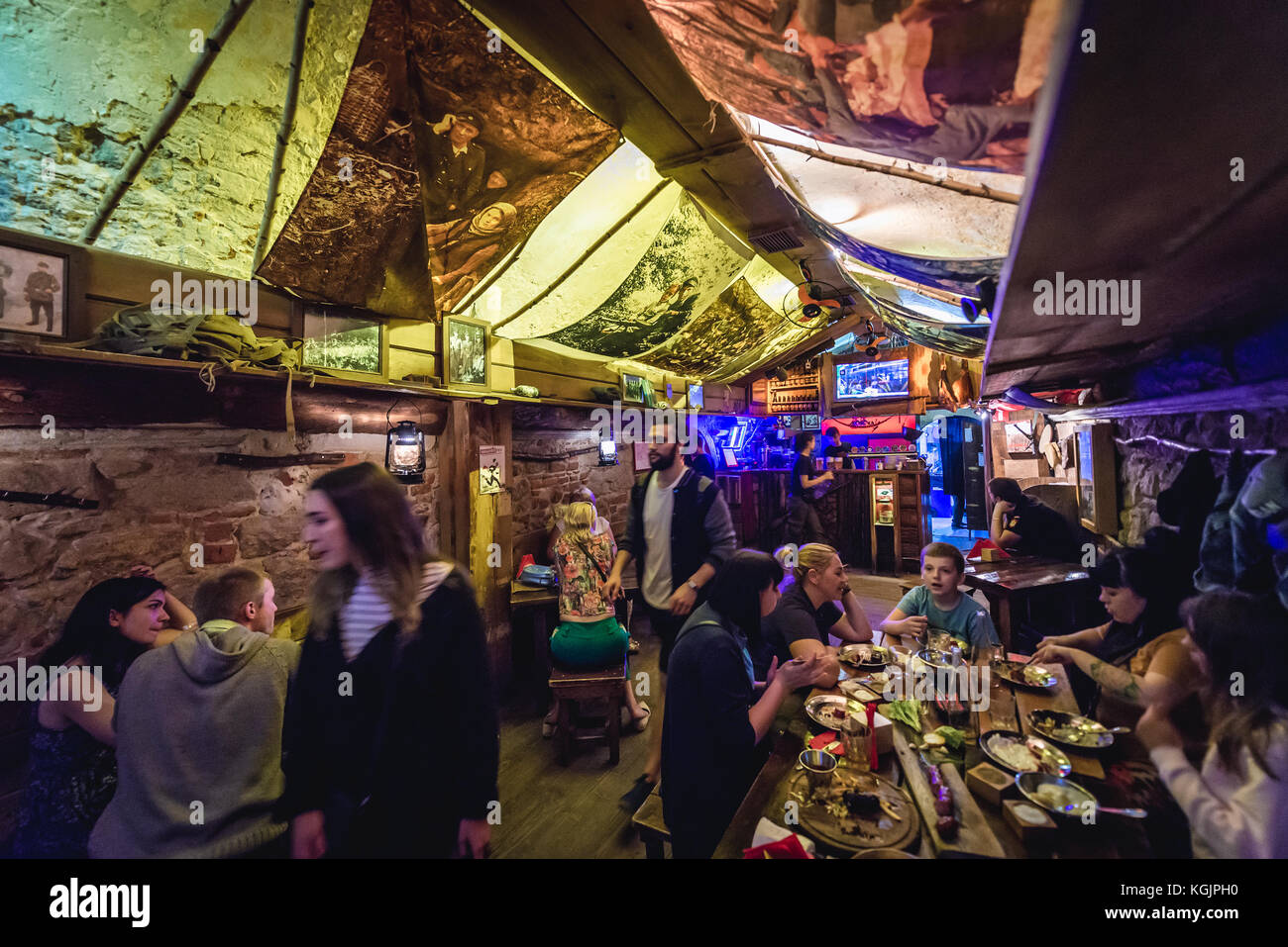 Kryyivka (Hiding place - en anglais connu sous le nom de Bunker souterrain) Restaurant et Bar sur la vieille ville de Lviv, la plus grande ville de l'ouest de l'Ukraine Banque D'Images