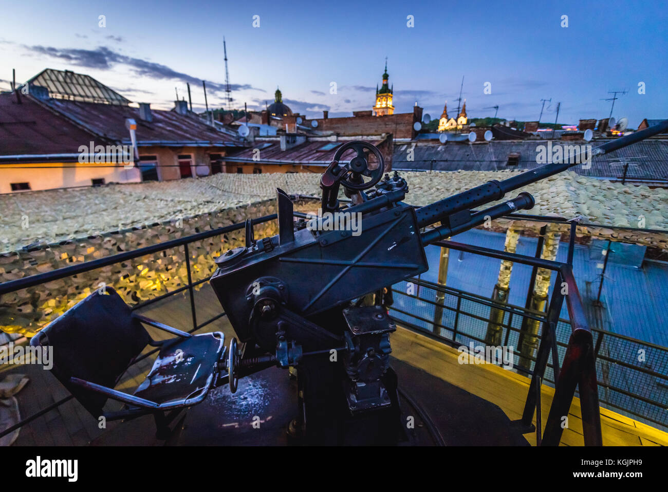 Arme d'artillerie sur le toit de Kryyivka (Hiding place - en anglais connu sous le nom de Bunker souterrain) Restaurant et Bar sur la vieille ville de Lviv, la plus grande Banque D'Images