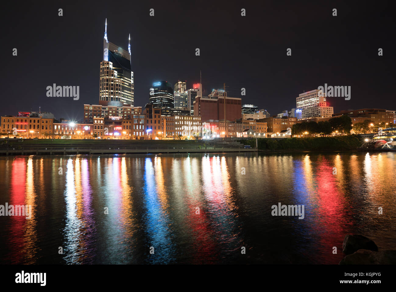 Nashville skyline nuit le long de la rivière Cumberland Banque D'Images