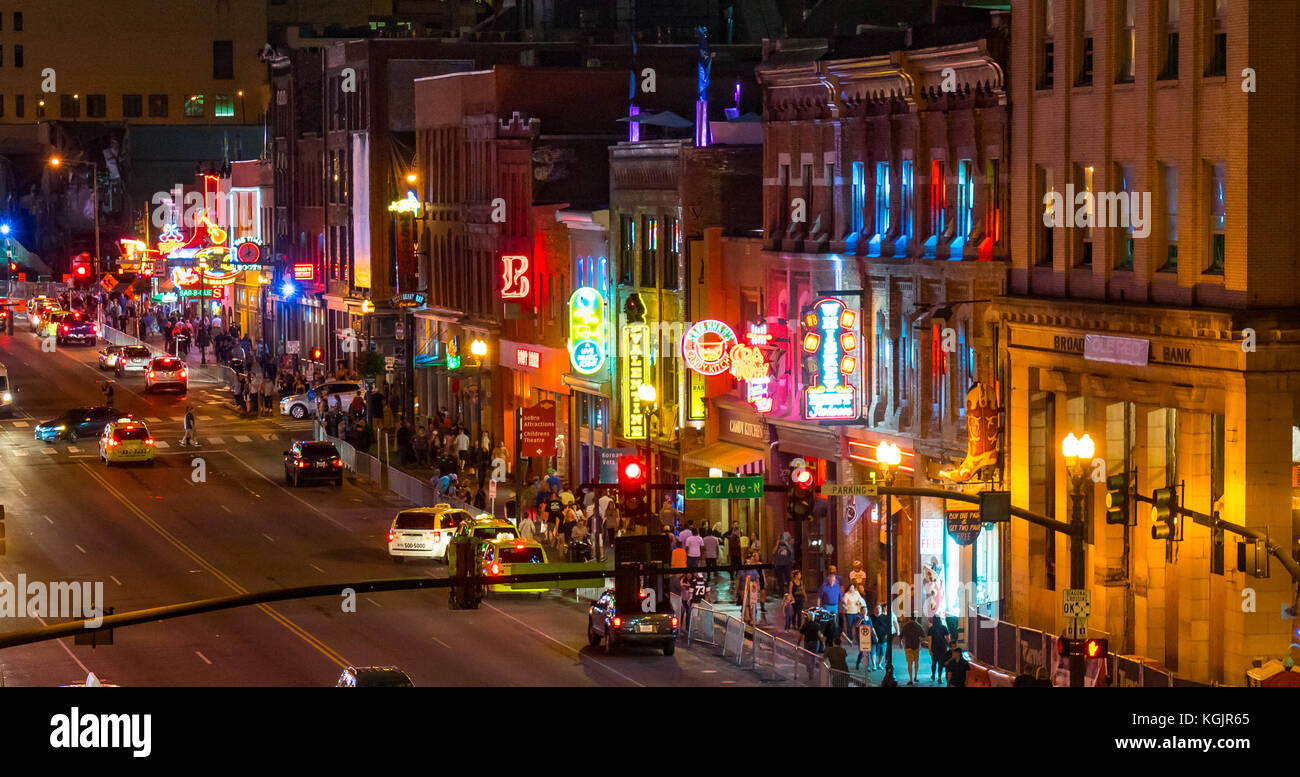 NASHVILLE, TN - 8 octobre : des panneaux au néon éclairent la bande le long de Broadway le 8 octobre 2017 à Nashville, Tennessee, États-Unis Banque D'Images