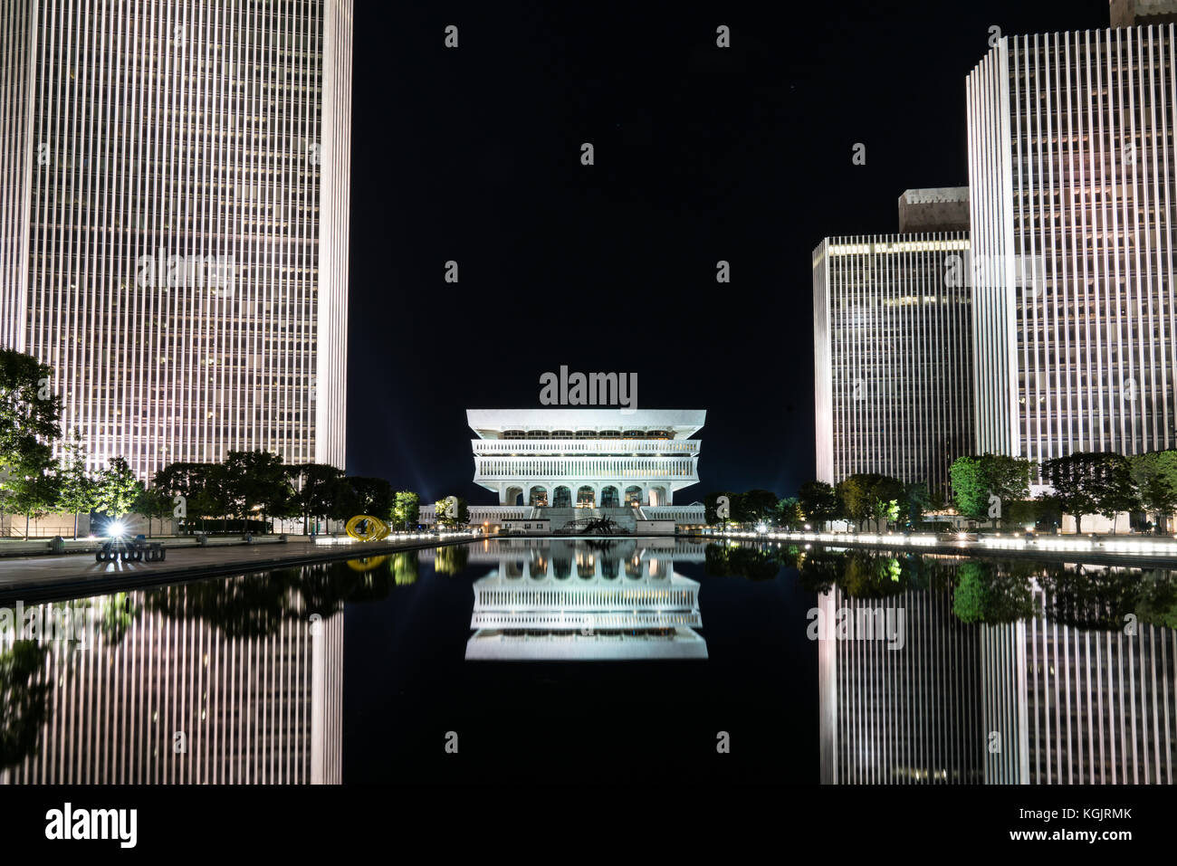 Albany, NY - 28 juin : reflet de New York State Museum sur l'empire state plaza de nuit le 28 juin, 2017 Banque D'Images