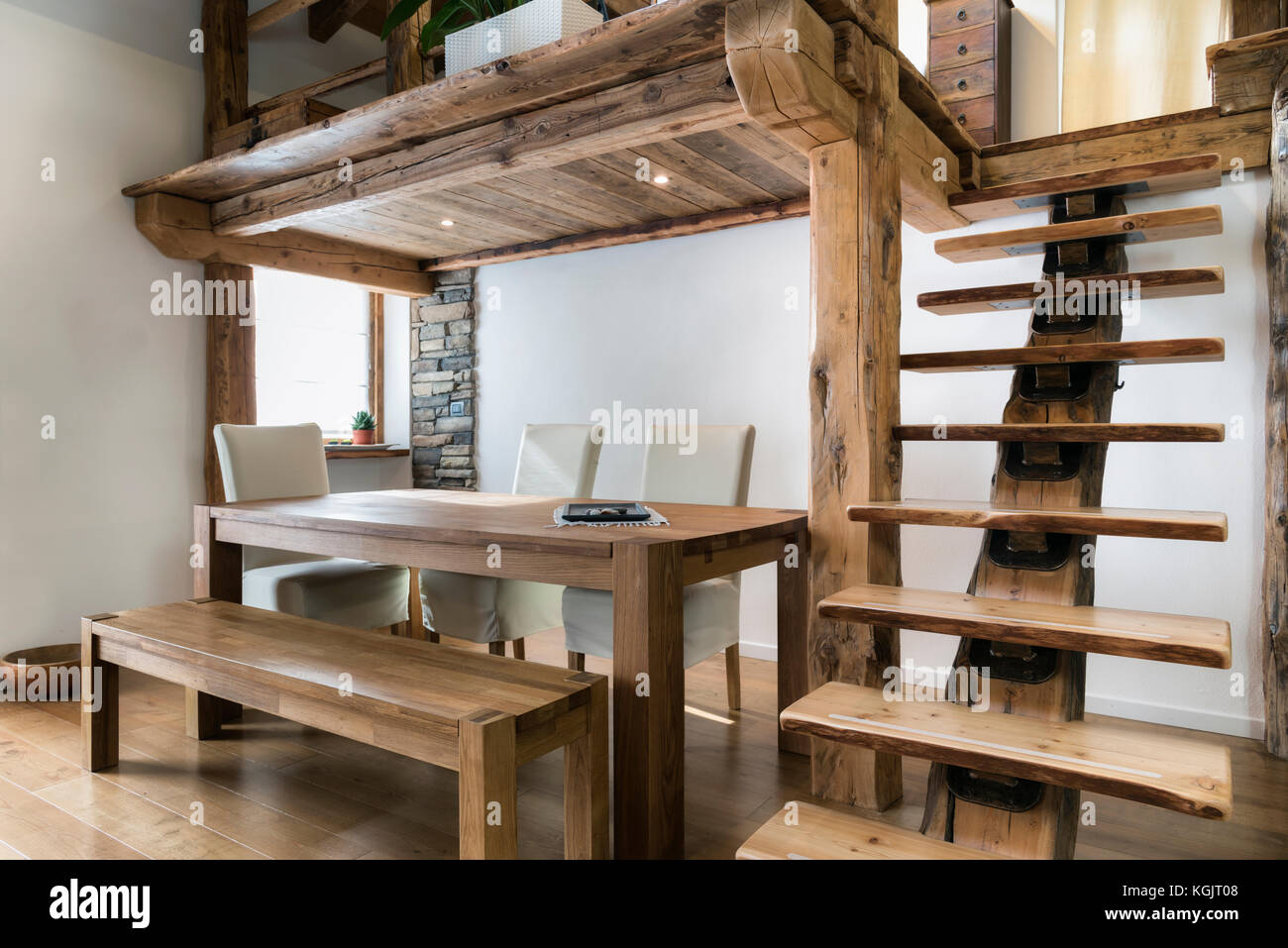 Table en bois de salle à manger en mezzanine Banque D'Images