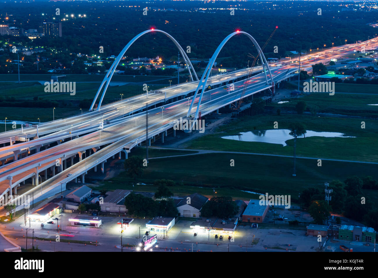 Dallas, TX - 13 mai 2017 : Margaret mcdermott pont sur la rivière de la trinité dans la nuit le long de l'interstate 30 à Dallas, Texas Banque D'Images
